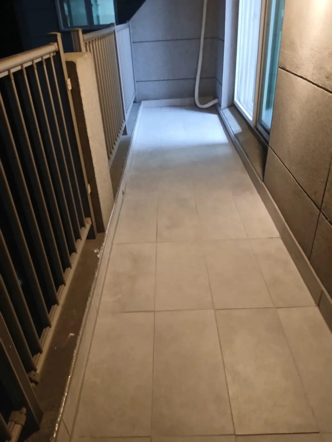 타일줄눈시공 전 변색된 타일 줄눈 라인